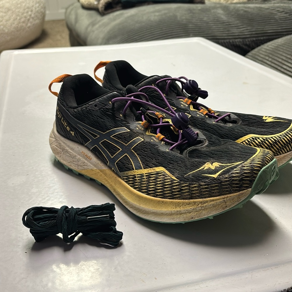 Lightly used ASICS Fuji Lite 4 size 11.5